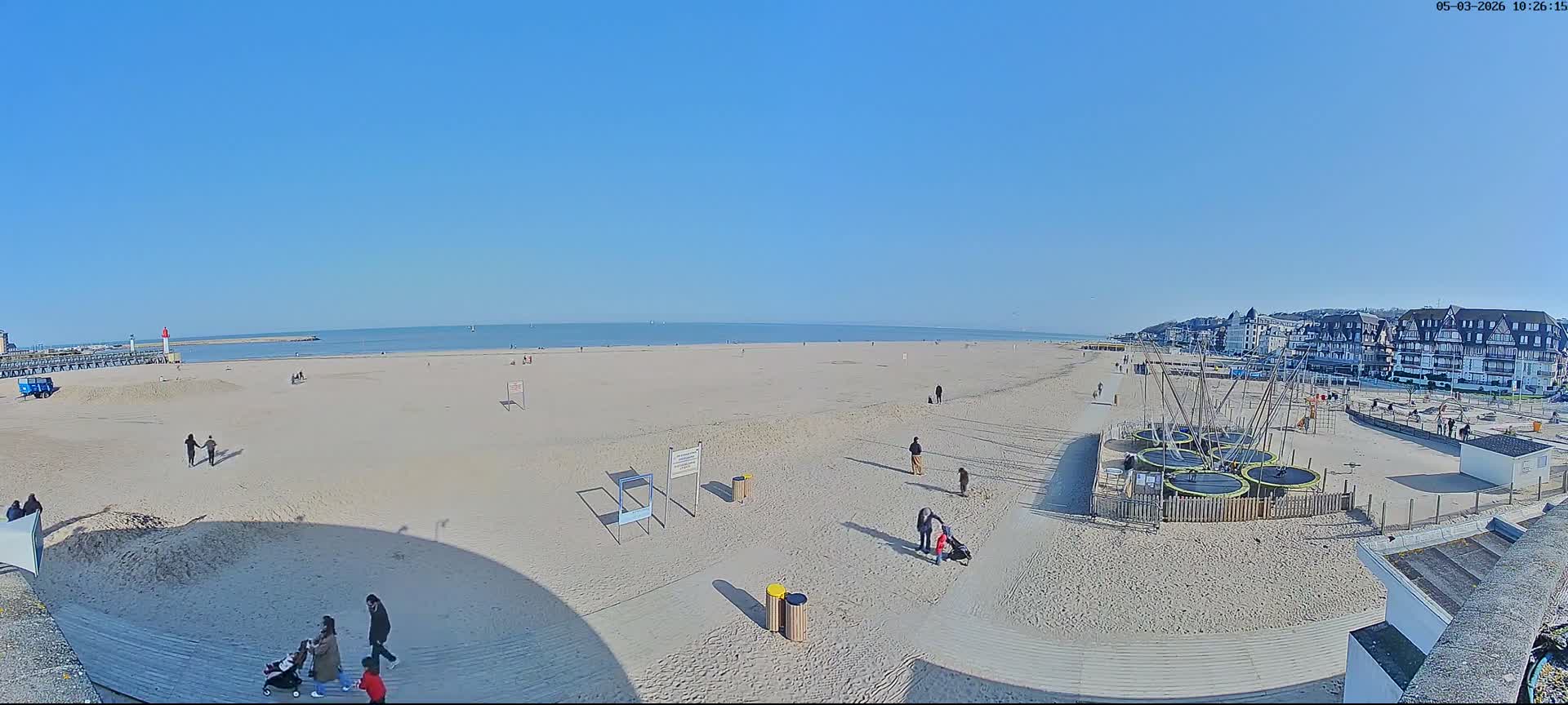 Trouville-sur-Mer, Grande Plage deTrouville Beach Live Cam - Lisieux, Calvados, Normandie, France