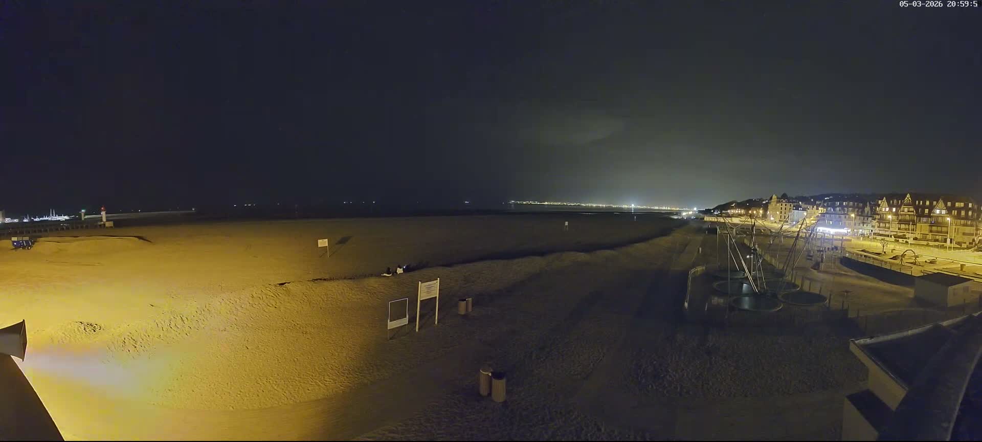 Trouville-sur-Mer, Grande Plage deTrouville Beach Live Cam - Lisieux, Calvados, Normandie, France