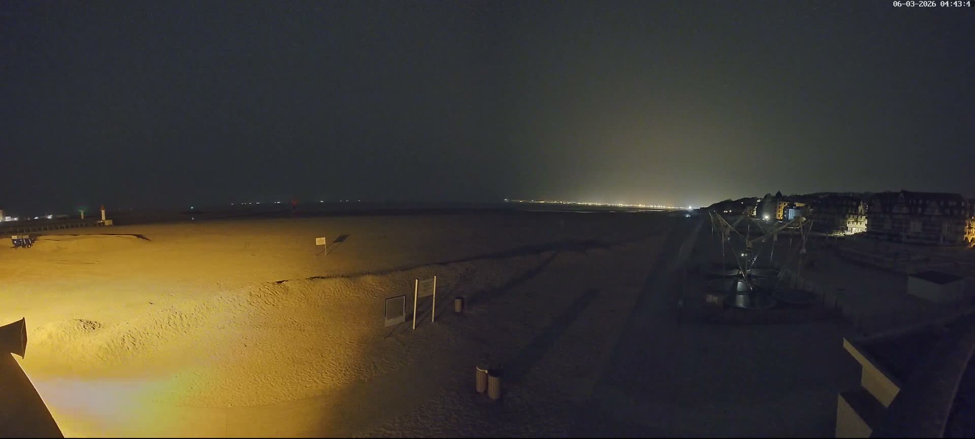 Trouville-sur-Mer, Grande Plage deTrouville Beach Live Cam - Lisieux, Calvados, Normandie, France