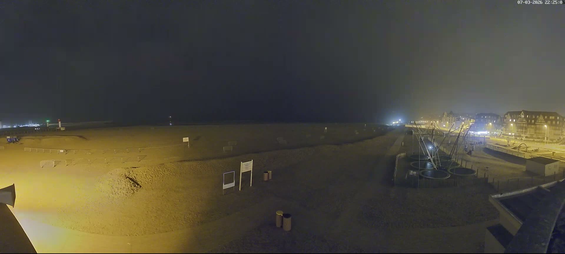 Trouville-sur-Mer, Grande Plage deTrouville Beach Live Cam - Lisieux, Calvados, Normandie, France
