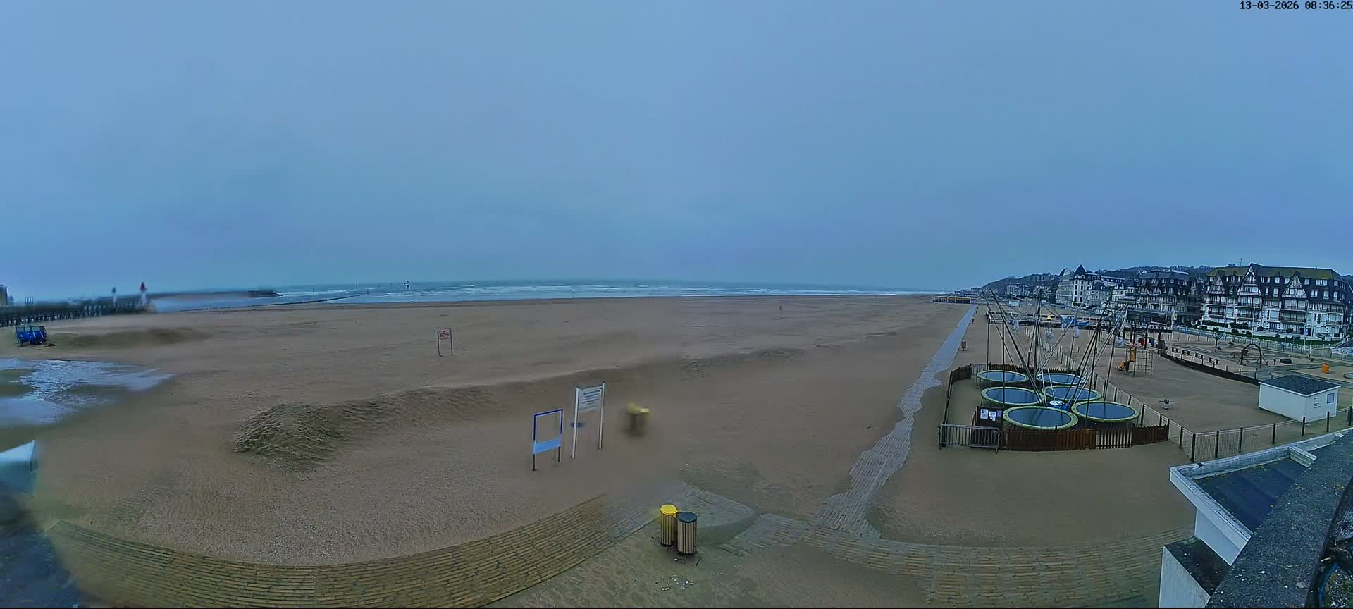 Trouville-sur-Mer, Grande Plage deTrouville Beach Live Cam - Lisieux, Calvados, Normandie, France