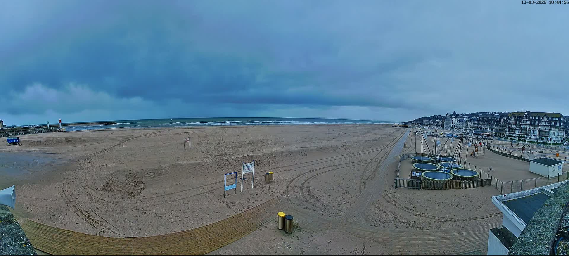 Trouville-sur-Mer, Grande Plage deTrouville Beach Live Cam - Lisieux, Calvados, Normandie, France