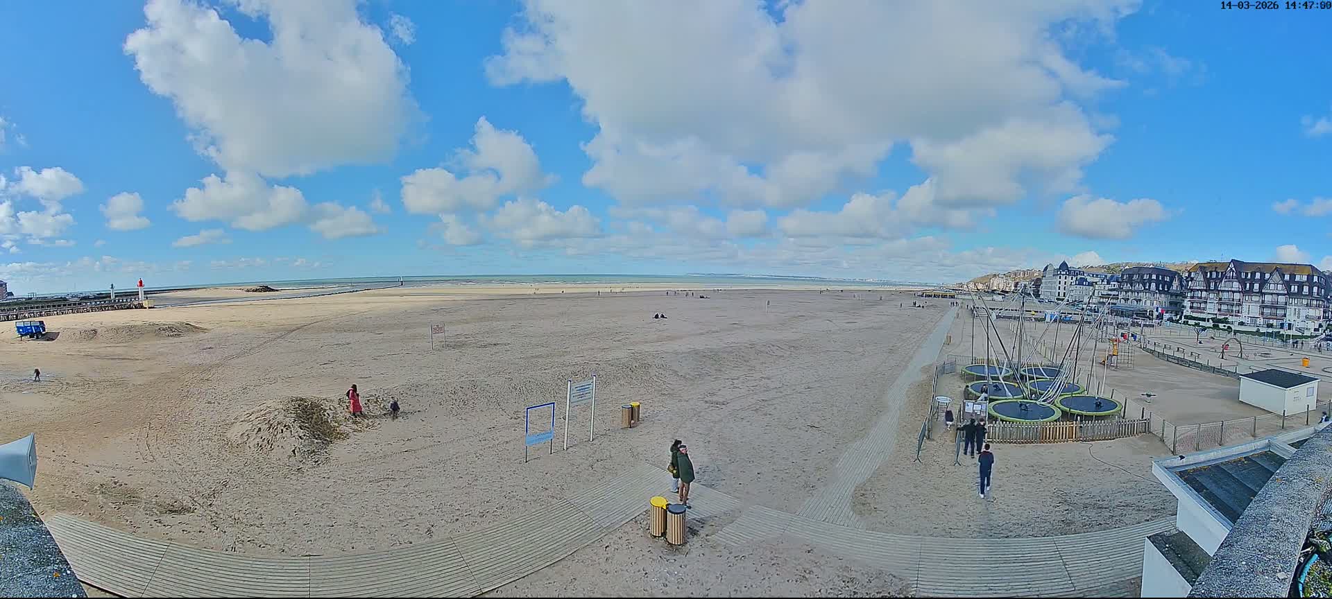 Trouville-sur-Mer, Grande Plage deTrouville Beach Live Cam - Lisieux, Calvados, Normandie, France