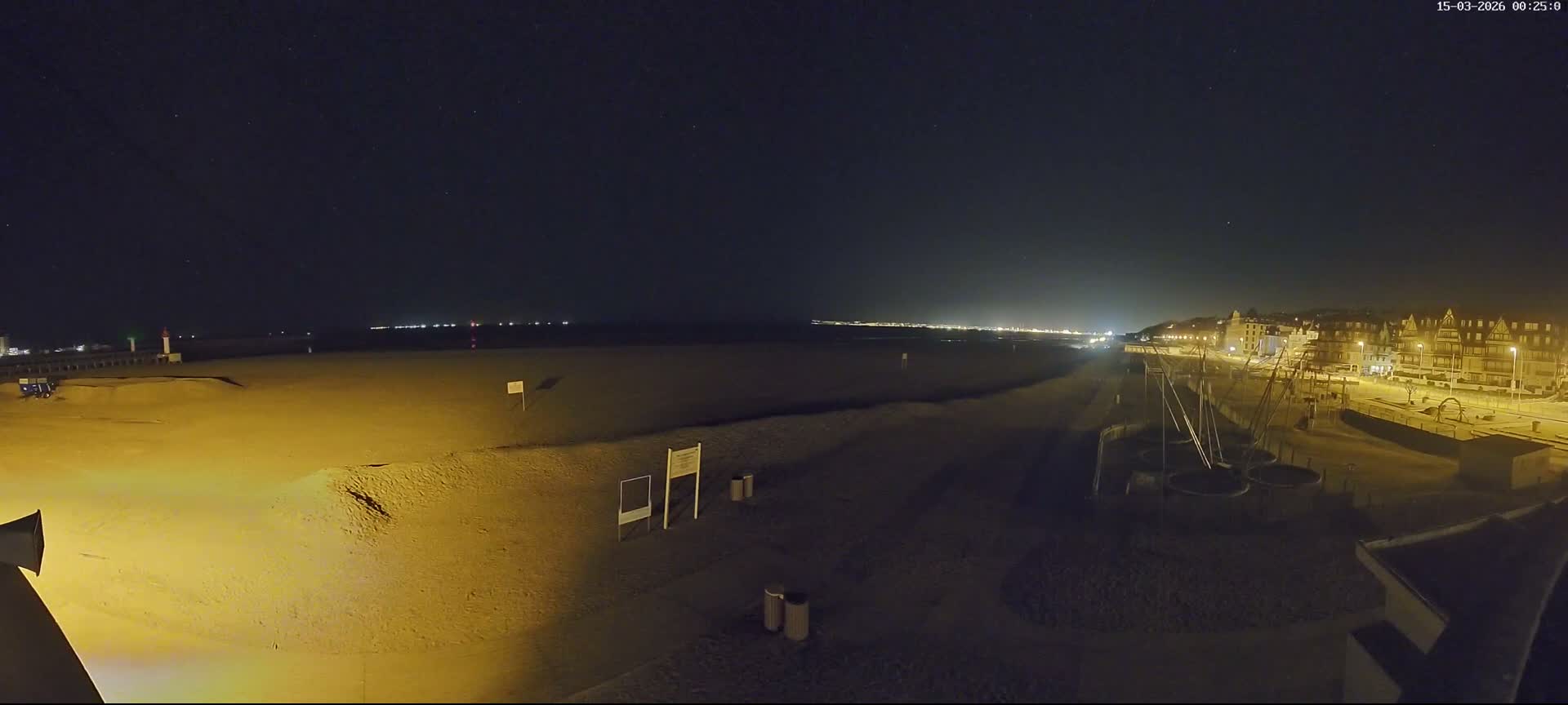 Trouville-sur-Mer, Grande Plage deTrouville Beach Live Cam - Lisieux, Calvados, Normandie, France