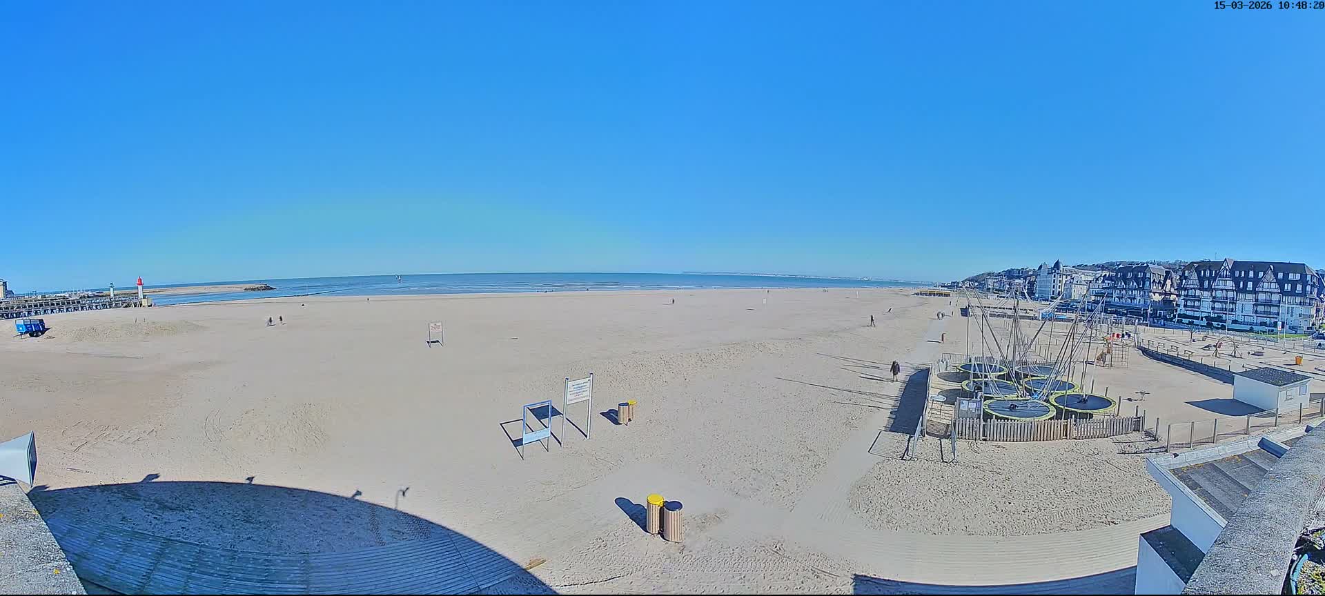 Trouville-sur-Mer, Grande Plage deTrouville Beach Live Cam - Lisieux, Calvados, Normandie, France