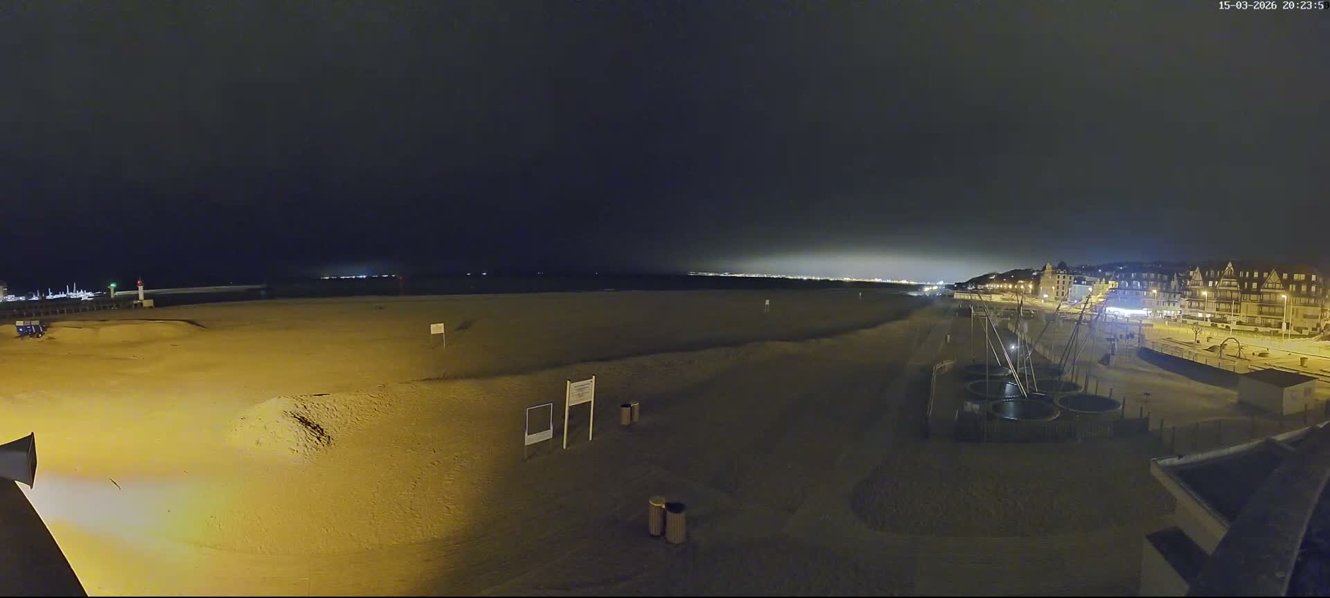 Trouville-sur-Mer, Grande Plage deTrouville Beach Live Cam - Lisieux, Calvados, Normandie, France