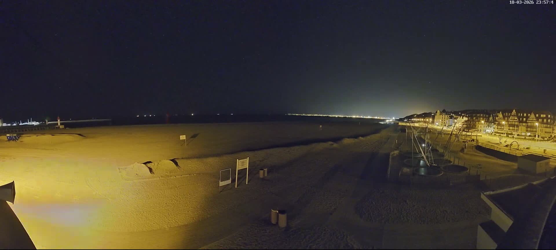 Trouville-sur-Mer, Grande Plage deTrouville Beach Live Cam - Lisieux, Calvados, Normandie, France