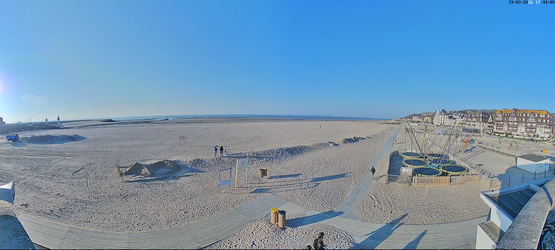 Trouville-sur-Mer, Grande Plage deTrouville Beach Live Cam - Lisieux, Calvados, Normandie, France