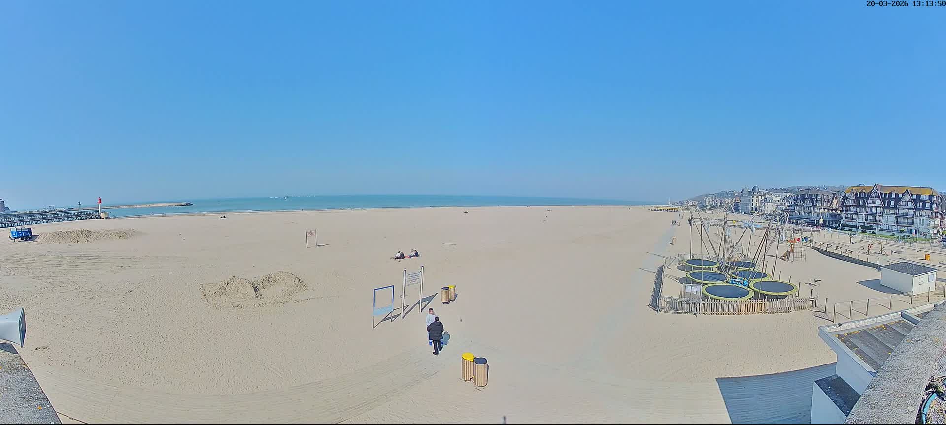 Trouville-sur-Mer, Grande Plage deTrouville Beach Live Cam - Lisieux, Calvados, Normandie, France