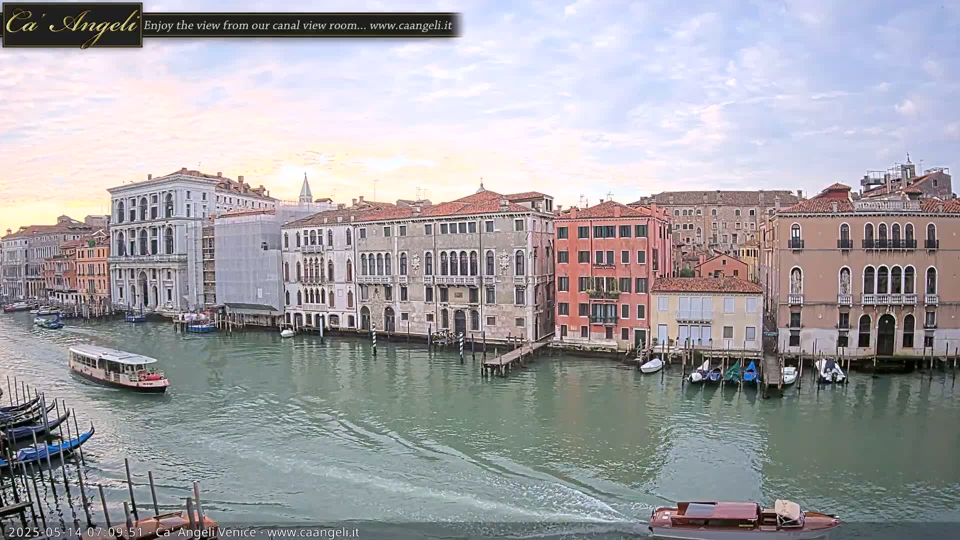 Venice Boats in Grand Canal Live Cam - Venice, Veneto, Italy