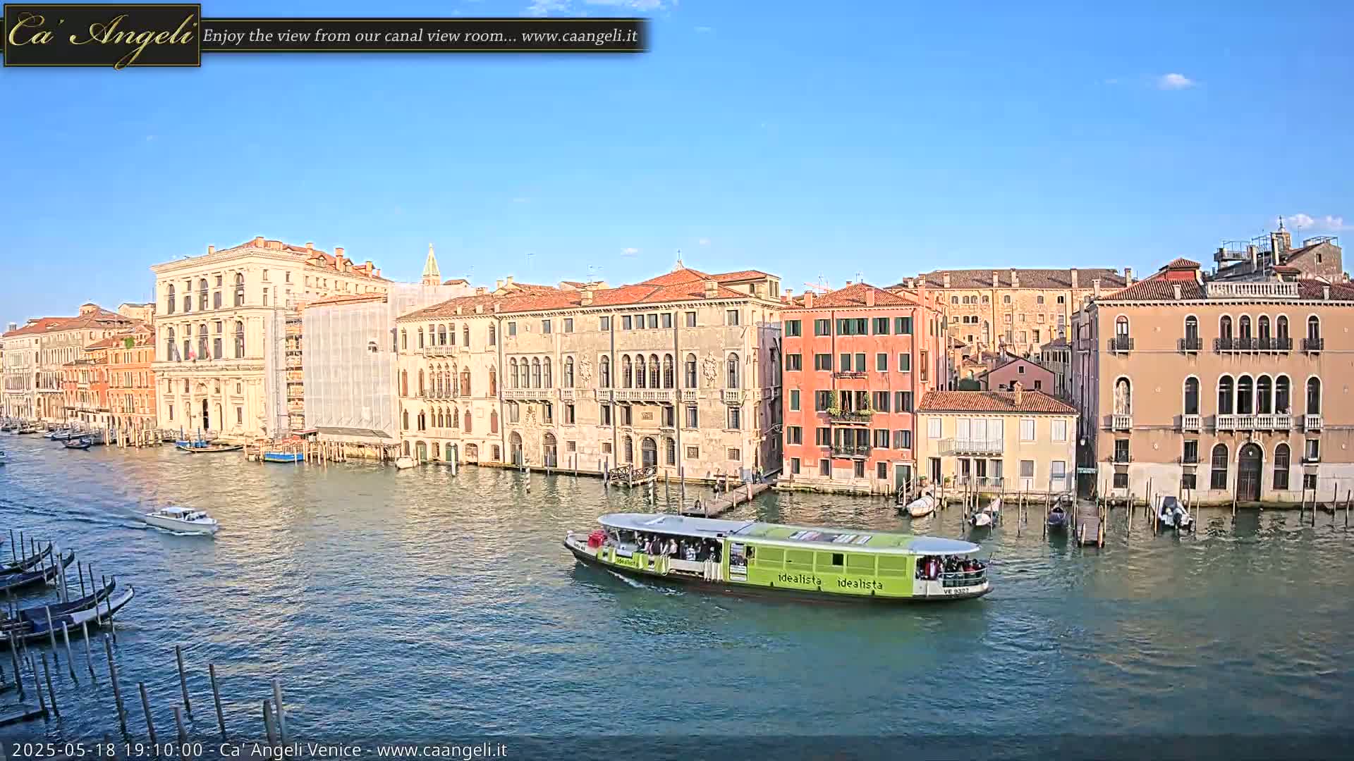 Venice Boats in Grand Canal Live Cam - Venice, Veneto, Italy