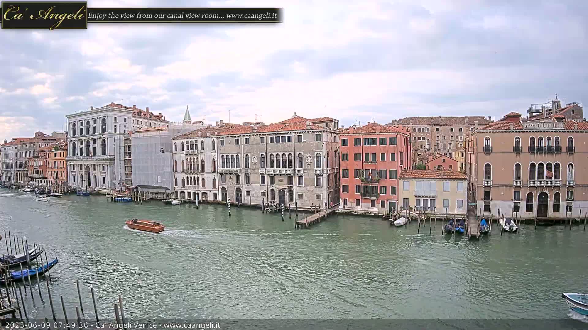 Venice Boats in Grand Canal Live Cam - Venice, Veneto, Italy