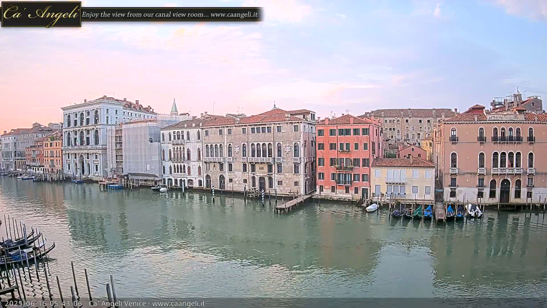 Venice Boats in Grand Canal Live Cam - Venice, Veneto, Italy