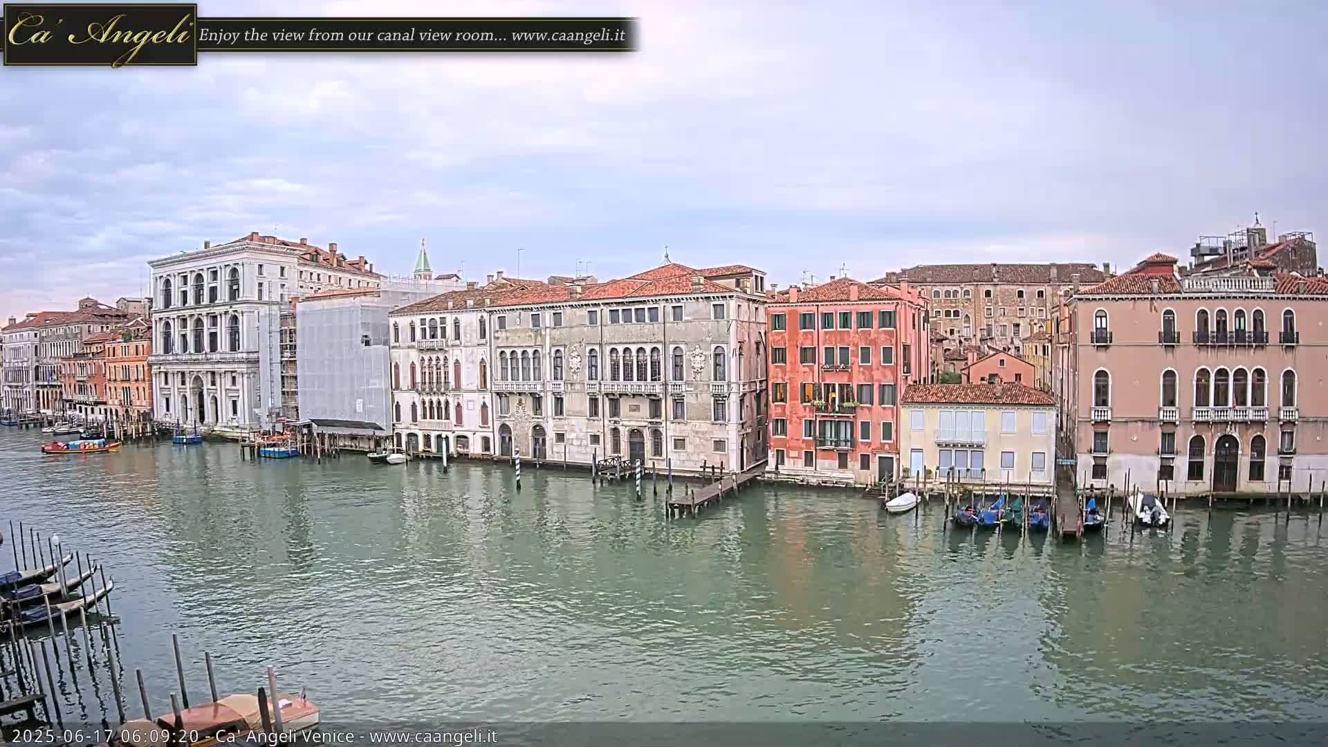 Venice Boats in Grand Canal Live Cam - Venice, Veneto, Italy