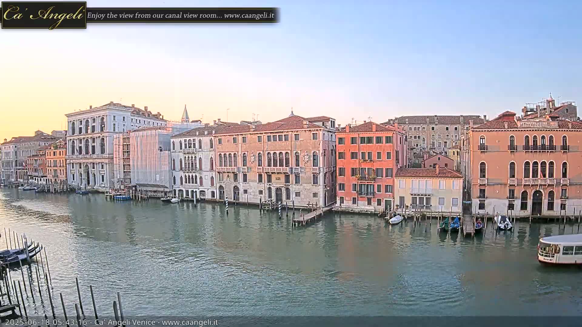 Venice Boats in Grand Canal Live Cam - Venice, Veneto, Italy