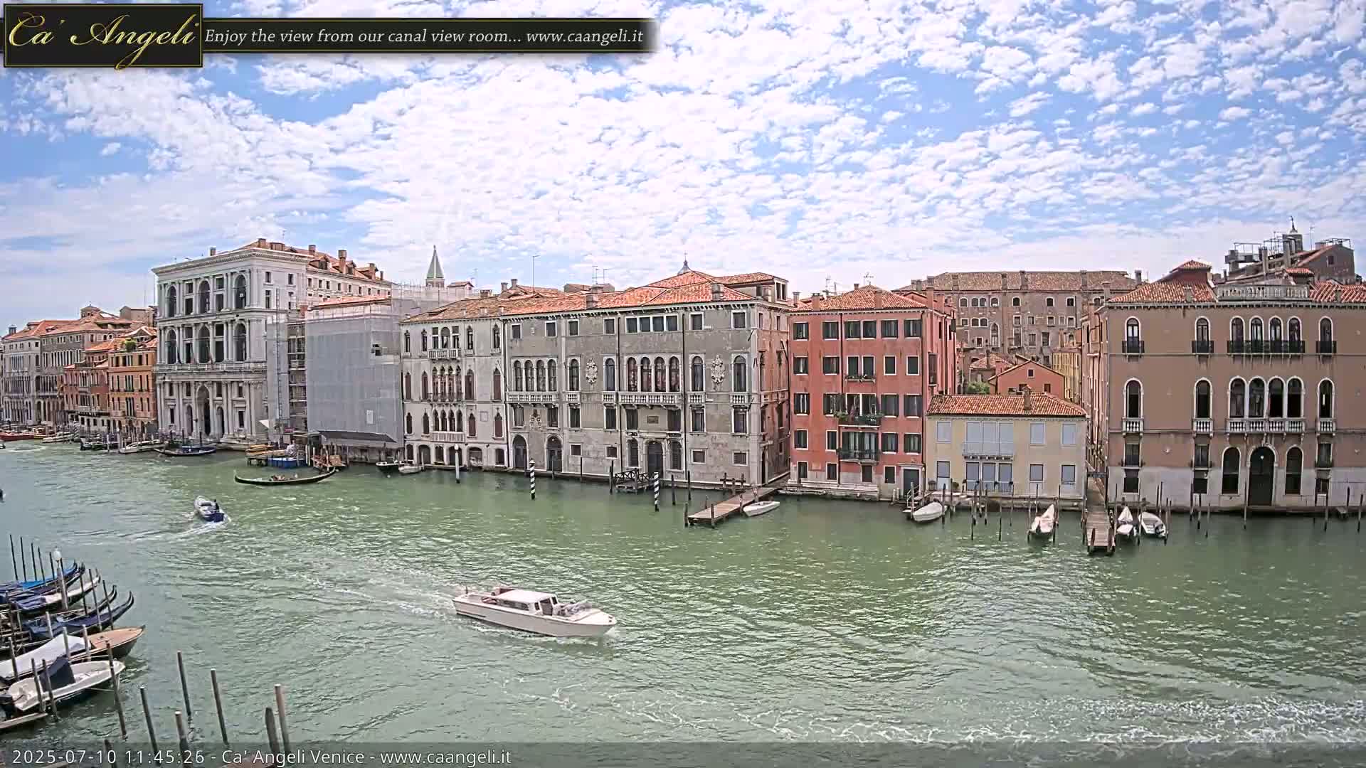 Venice Boats in Grand Canal Live Cam - Venice, Veneto, Italy