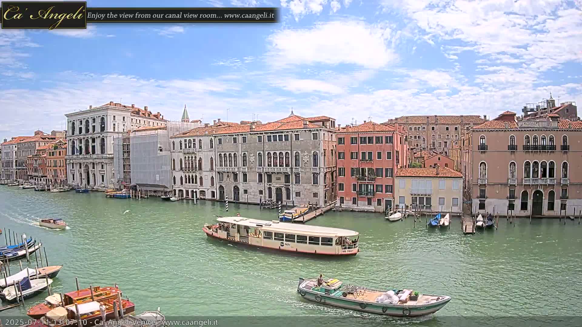 Venice Boats in Grand Canal Live Cam - Venice, Veneto, Italy