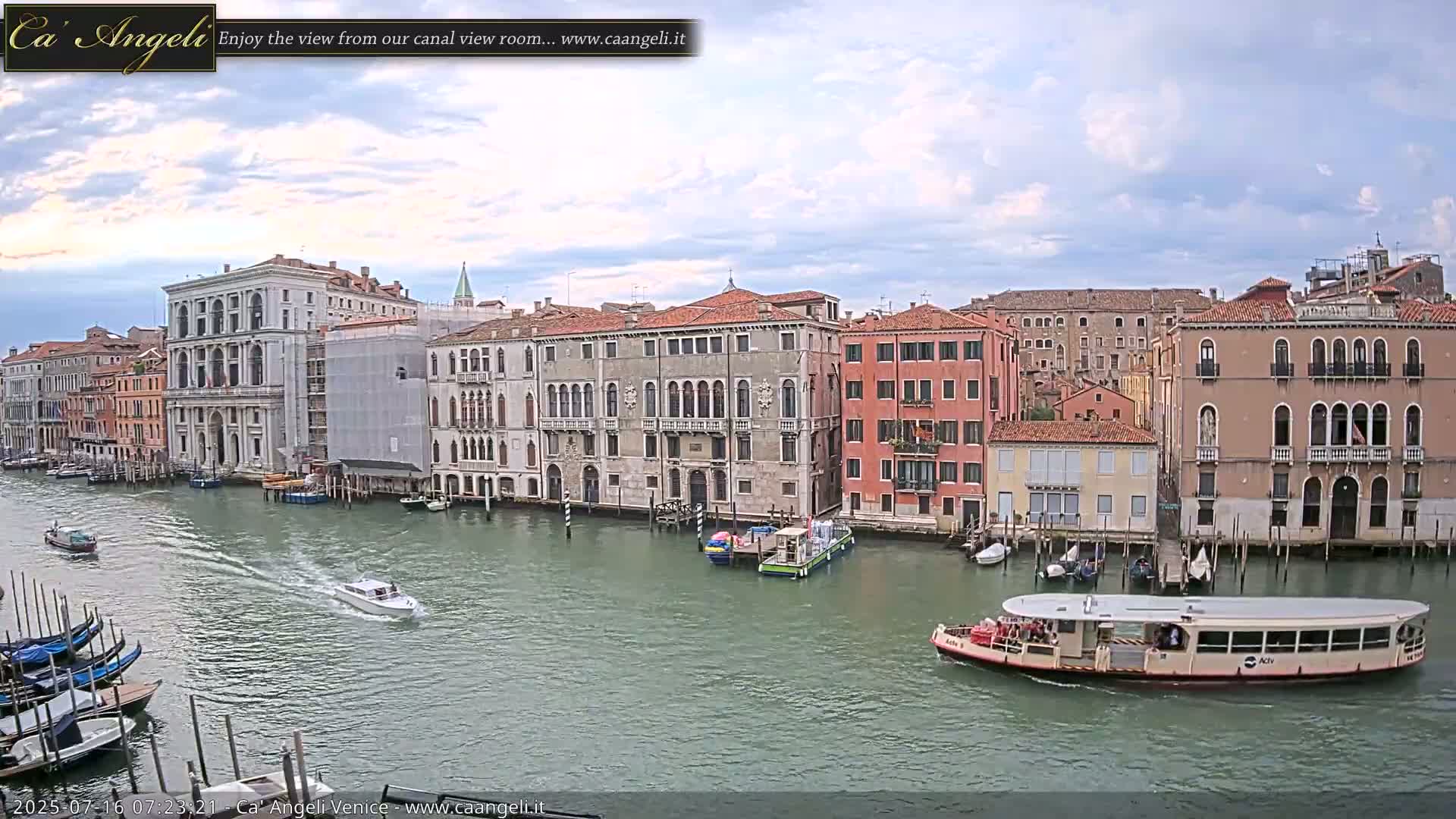 Venice Boats in Grand Canal Live Cam - Venice, Veneto, Italy