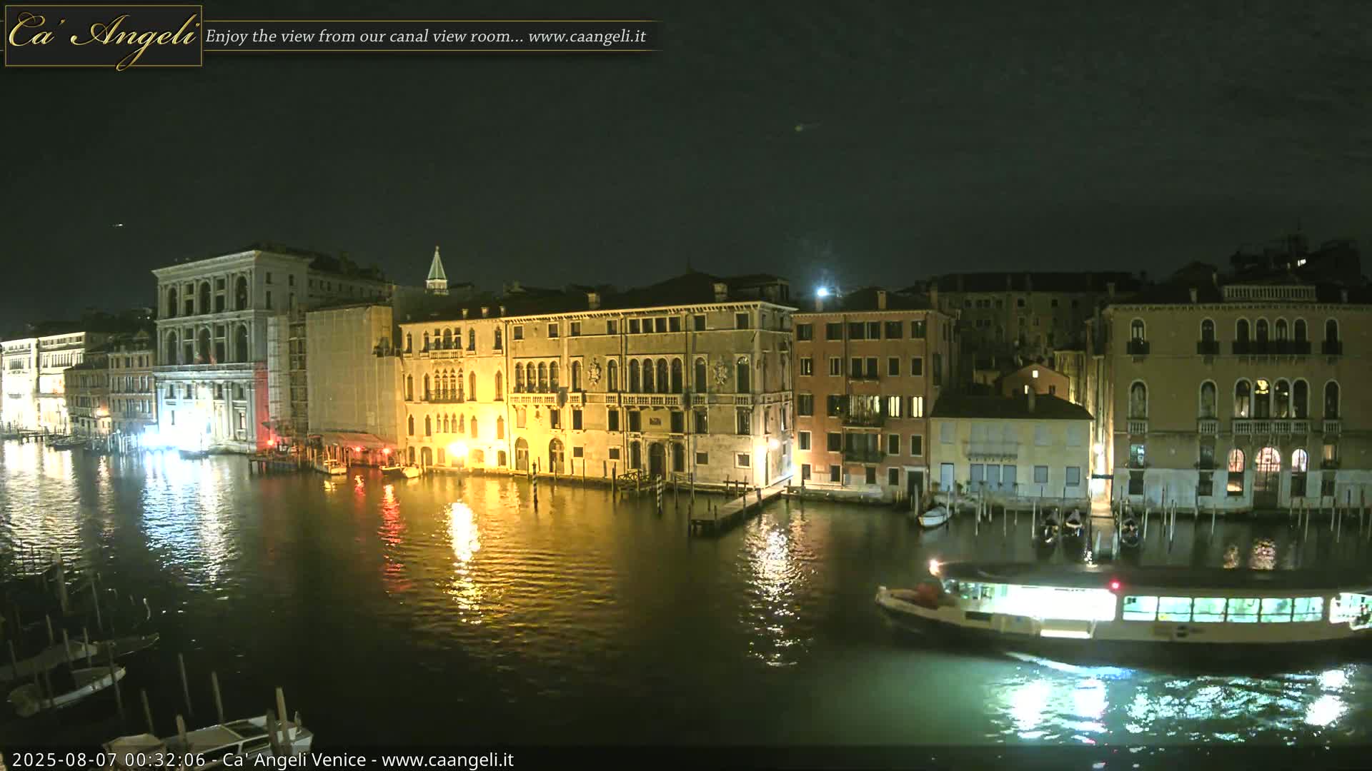 Venice Boats in Grand Canal Live Cam - Venice, Veneto, Italy