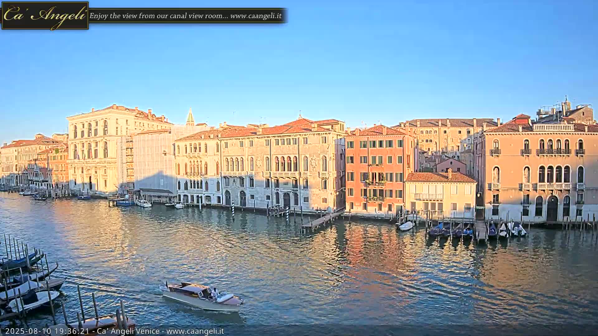 Venice Boats in Grand Canal Live Cam - Venice, Veneto, Italy