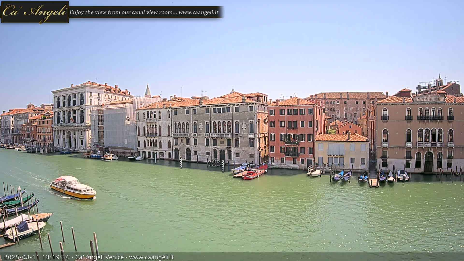 Venice Boats in Grand Canal Live Cam - Venice, Veneto, Italy