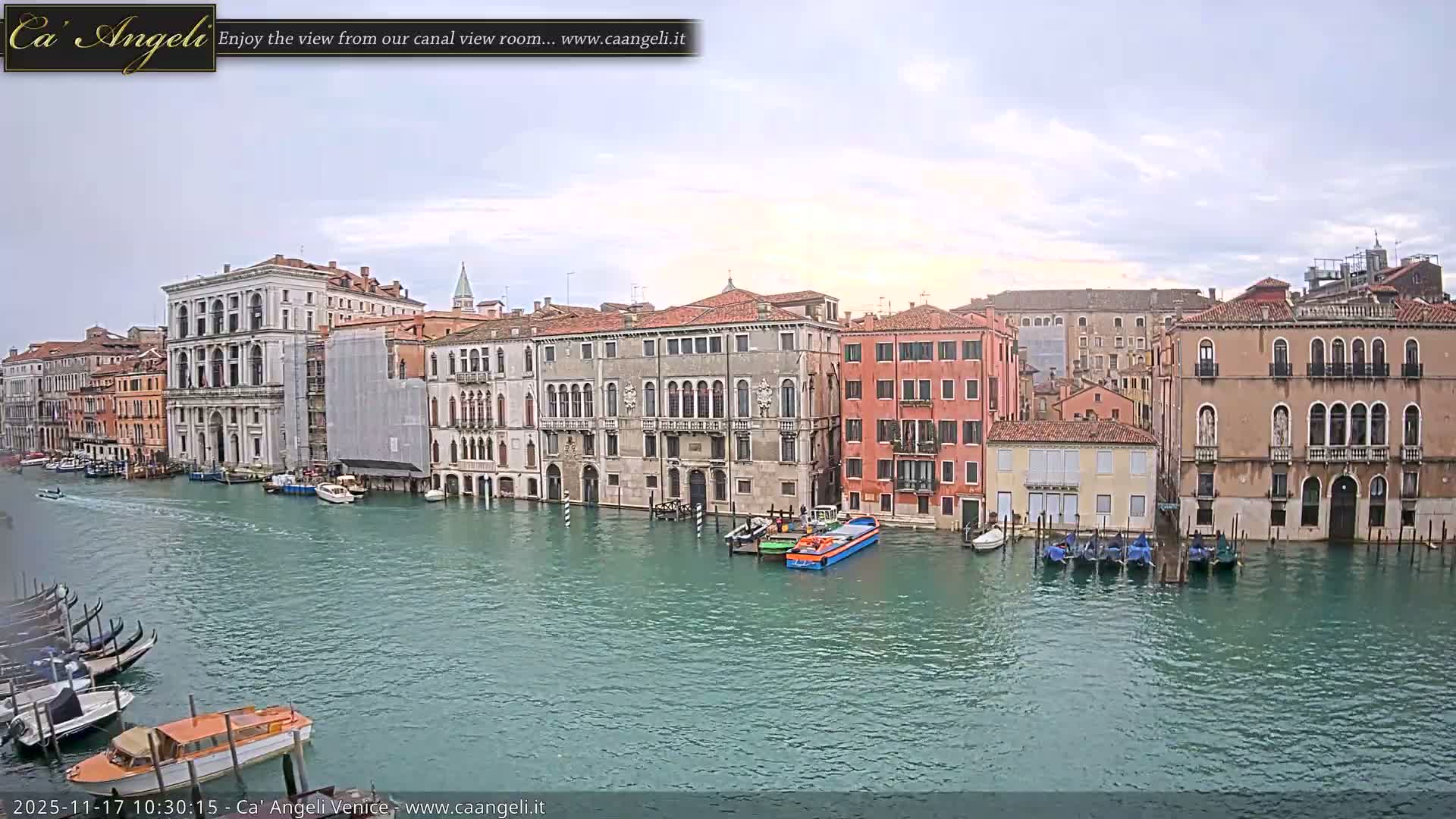 Venice Boats in Grand Canal Live Cam - Venice, Veneto, Italy
