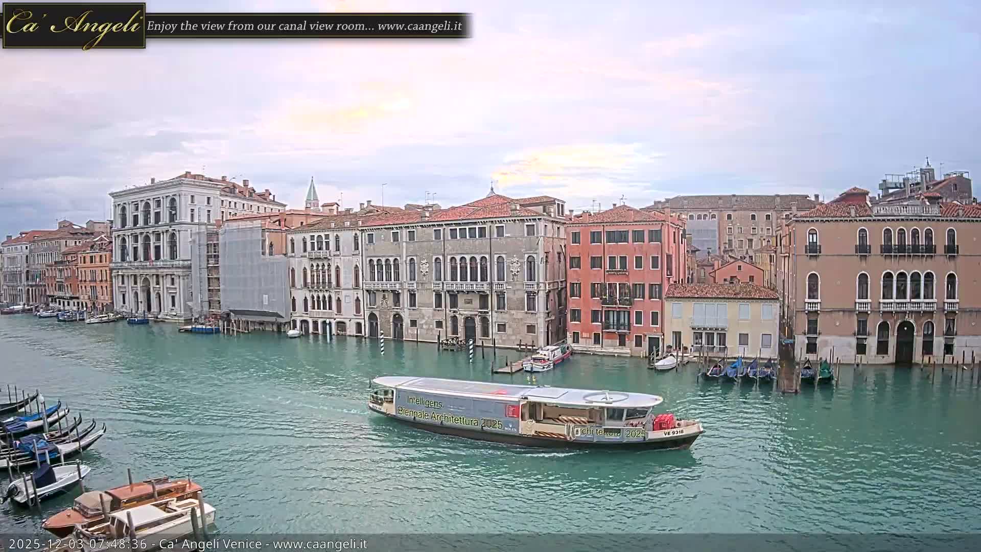 Venice Boats in Grand Canal Live Cam - Venice, Veneto, Italy