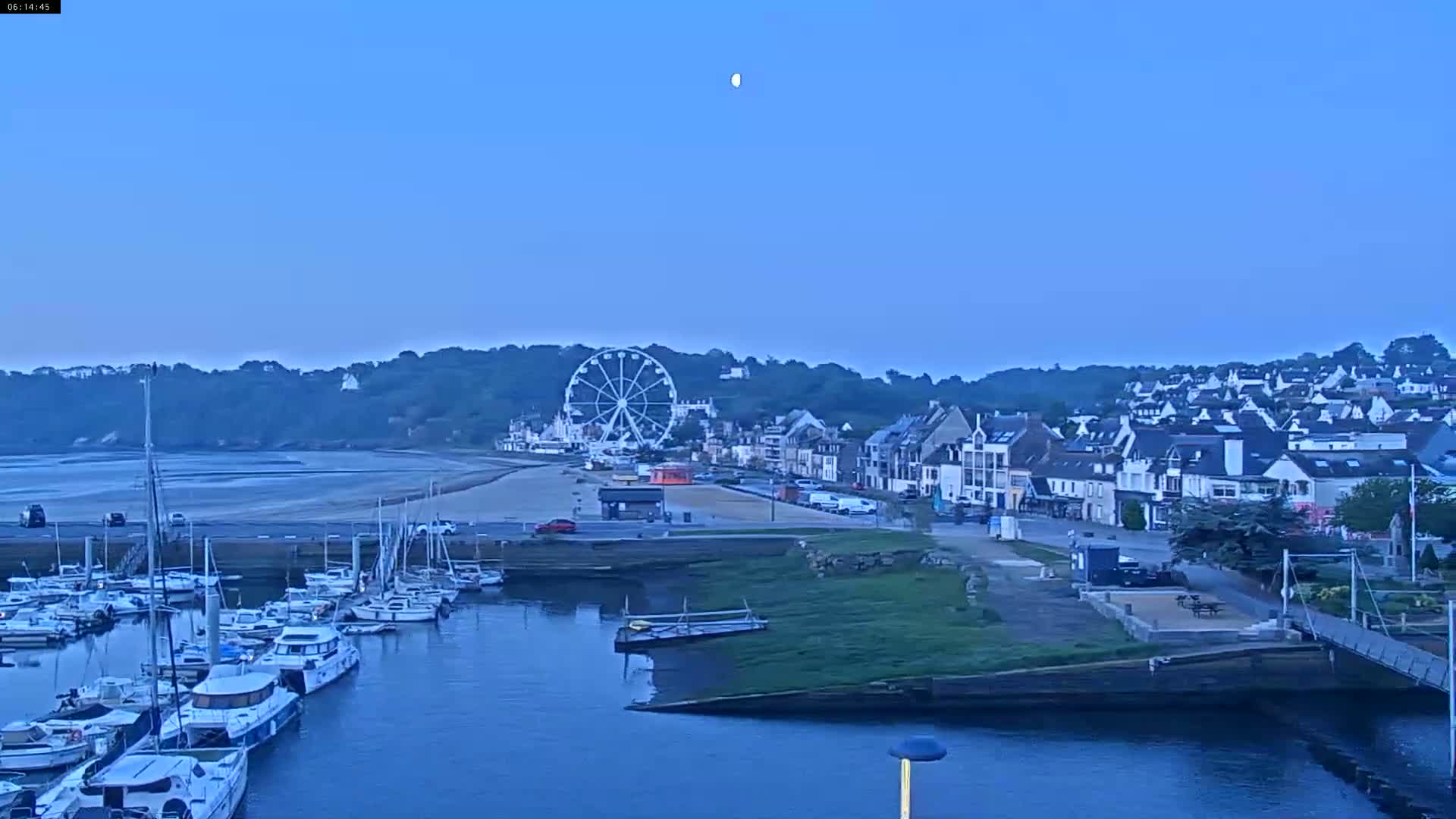 Binic Village & Marine / Plage de la Banche Beach Live Cam - Binic,  Saint-Brieuc, Cotes-d'Armor, Bretagne, France