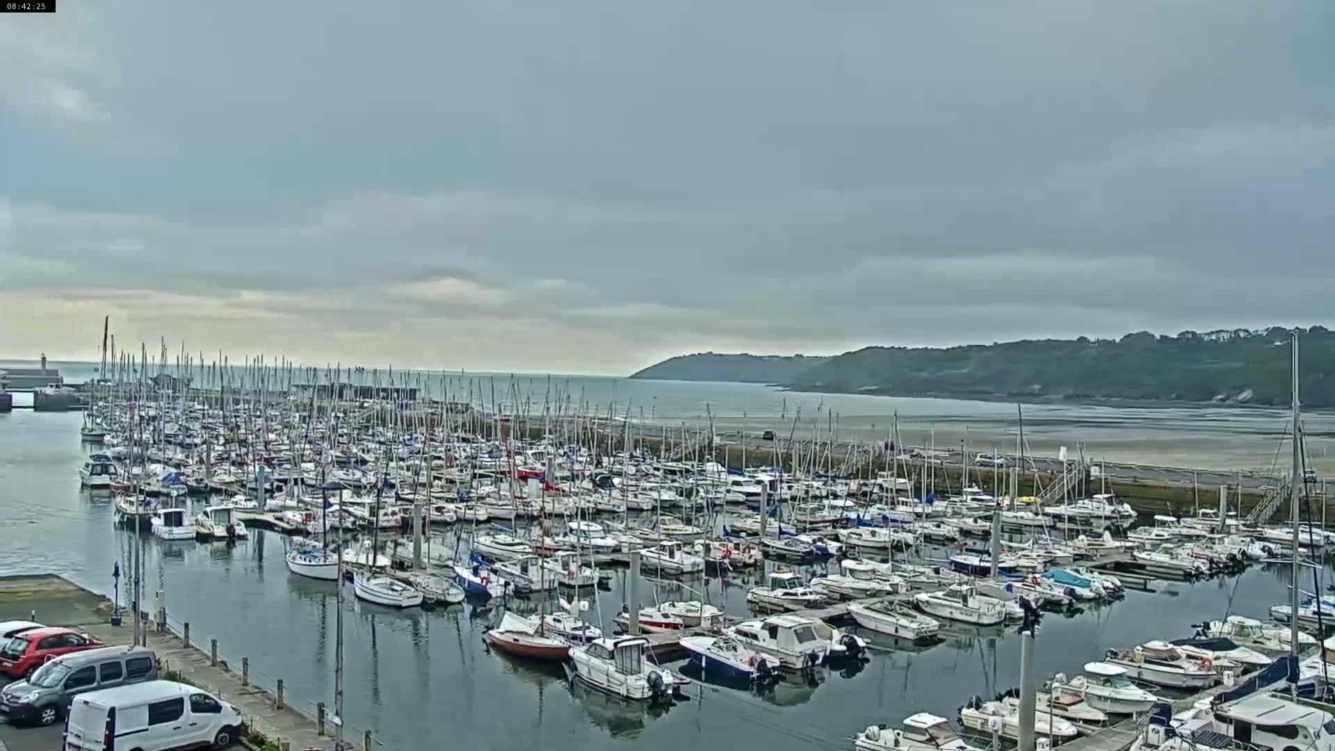 Binic Village & Marine / Plage de la Banche Beach Live Cam - Binic,  Saint-Brieuc, Cotes-d'Armor, Bretagne, France