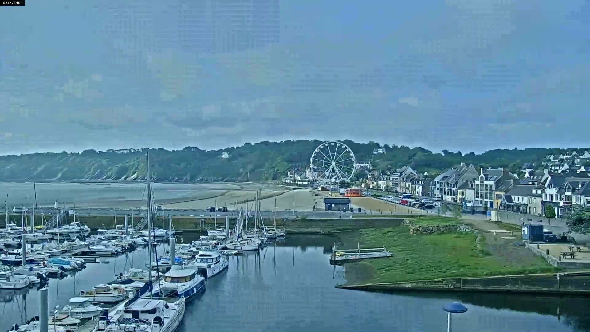 Binic Village & Marine / Plage de la Banche Beach Live Cam - Binic,  Saint-Brieuc, Cotes-d'Armor, Bretagne, France