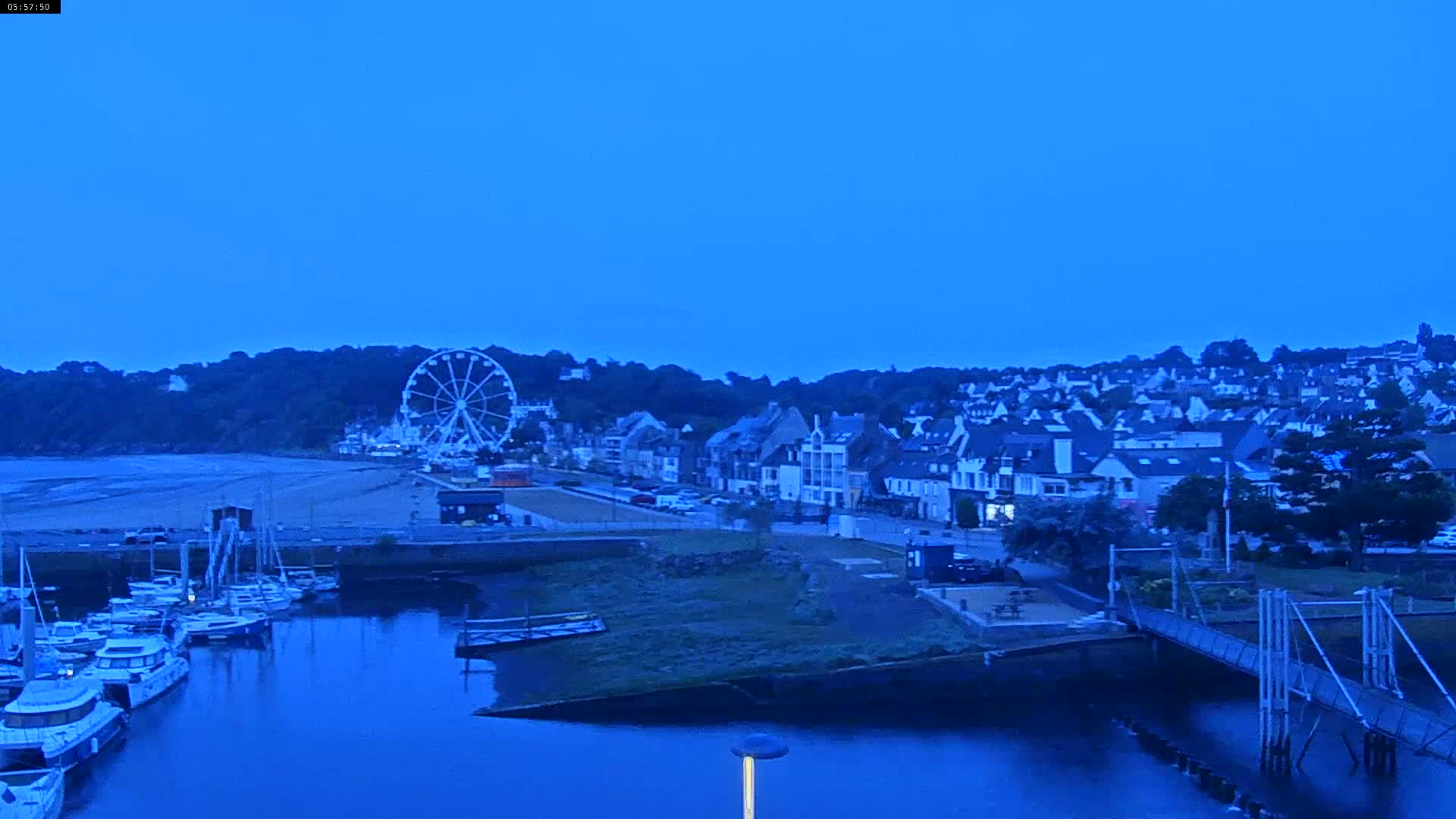 Binic Village & Marine / Plage de la Banche Beach Live Cam - Binic,  Saint-Brieuc, Cotes-d'Armor, Bretagne, France