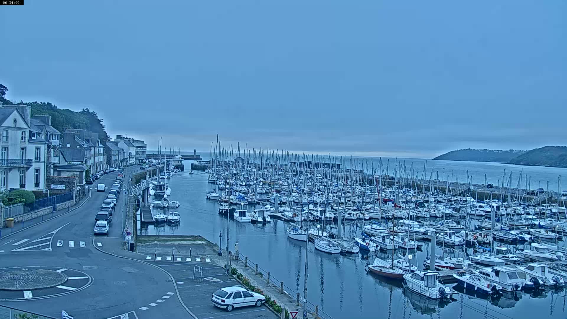 Binic Village & Marine / Plage de la Banche Beach Live Cam - Binic,  Saint-Brieuc, Cotes-d'Armor, Bretagne, France