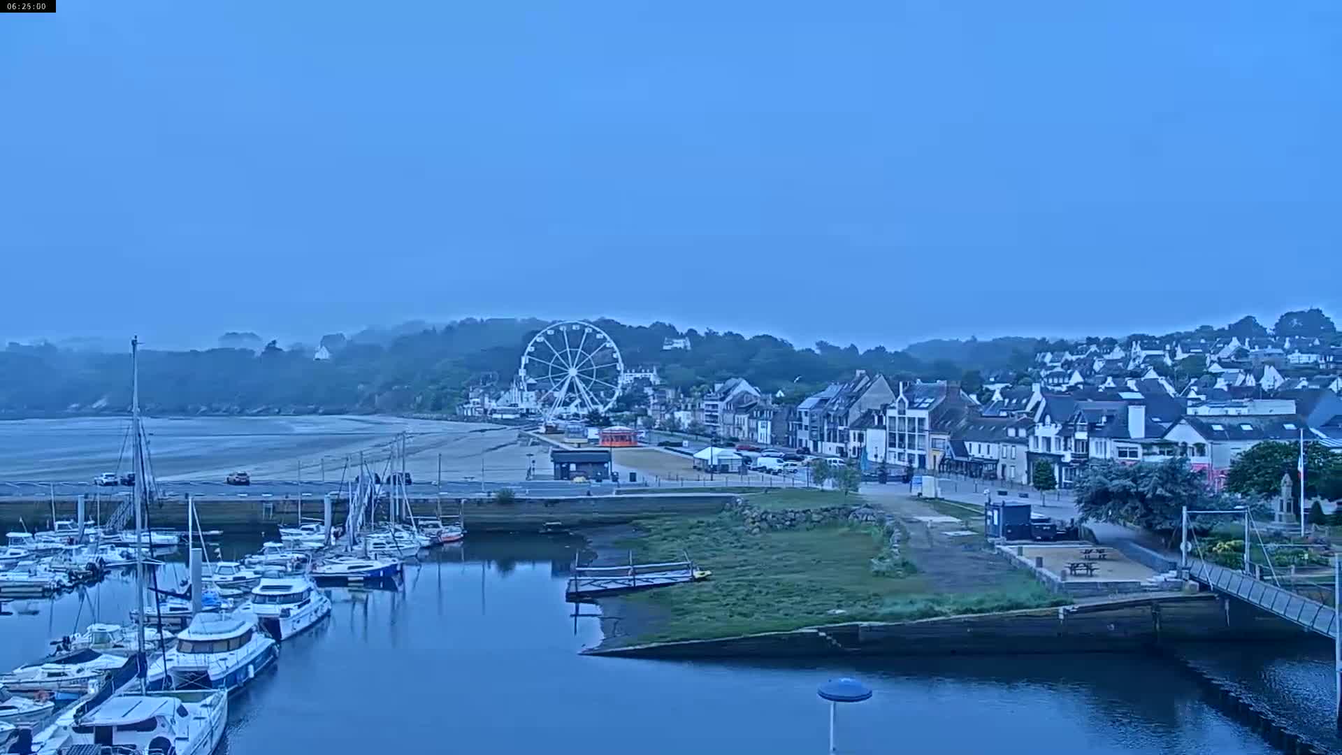 Binic Village & Marine / Plage de la Banche Beach Live Cam - Binic,  Saint-Brieuc, Cotes-d'Armor, Bretagne, France