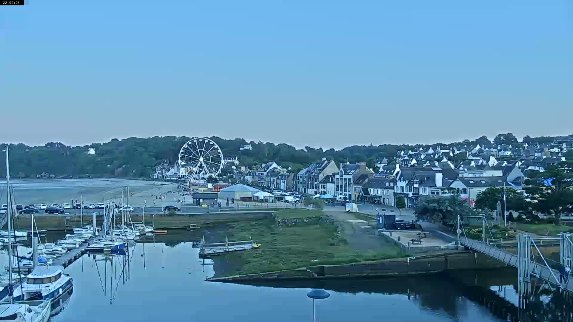 Binic Village & Marine / Plage de la Banche Beach Live Cam - Binic,  Saint-Brieuc, Cotes-d'Armor, Bretagne, France