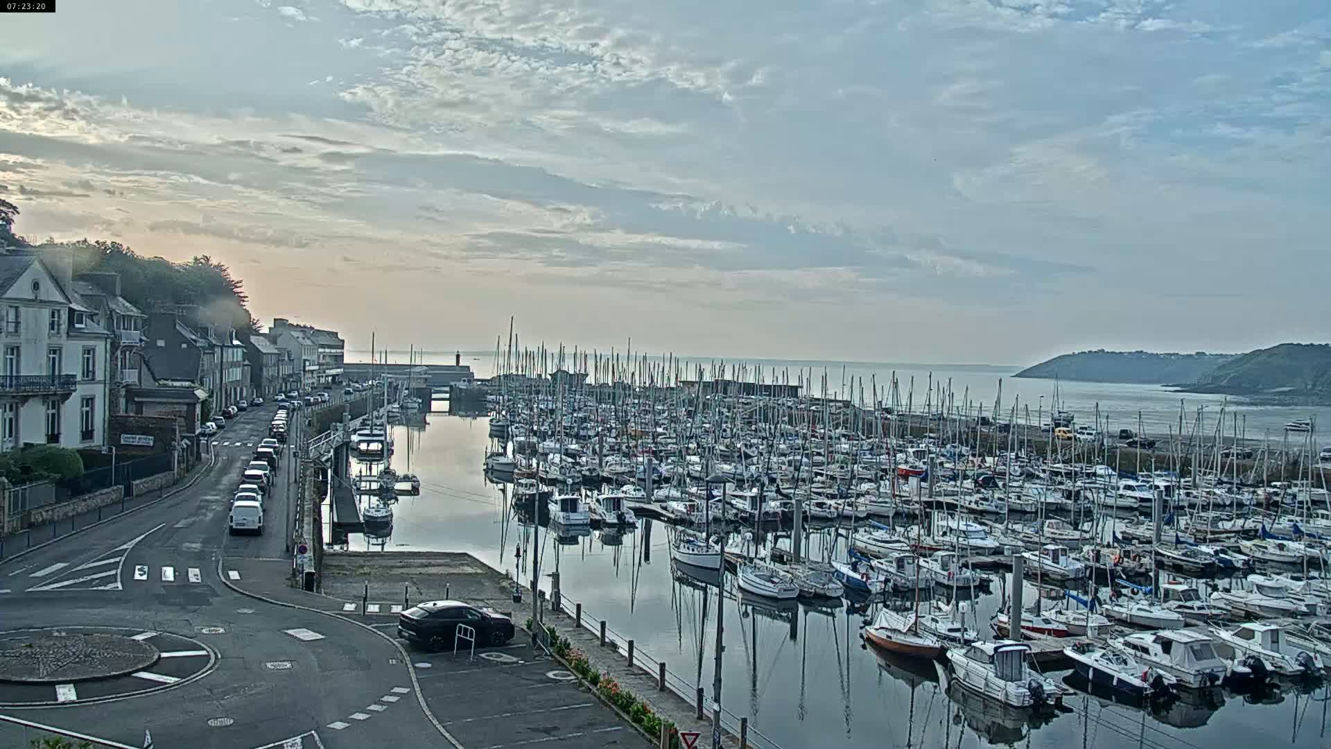 Binic Village & Marine / Plage de la Banche Beach Live Cam - Binic,  Saint-Brieuc, Cotes-d'Armor, Bretagne, France