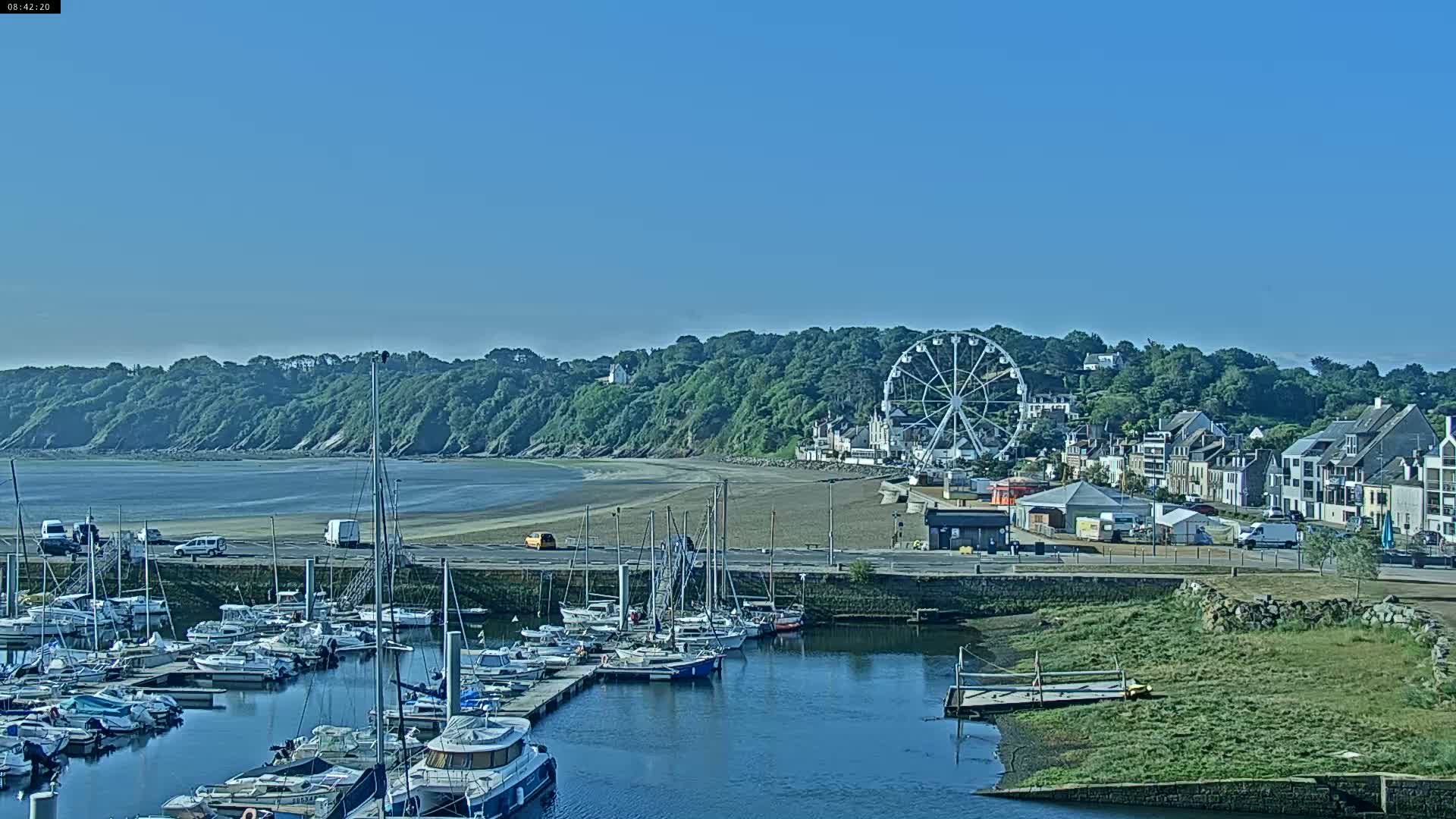 Binic Village & Marine / Plage de la Banche Beach Live Cam - Binic,  Saint-Brieuc, Cotes-d'Armor, Bretagne, France