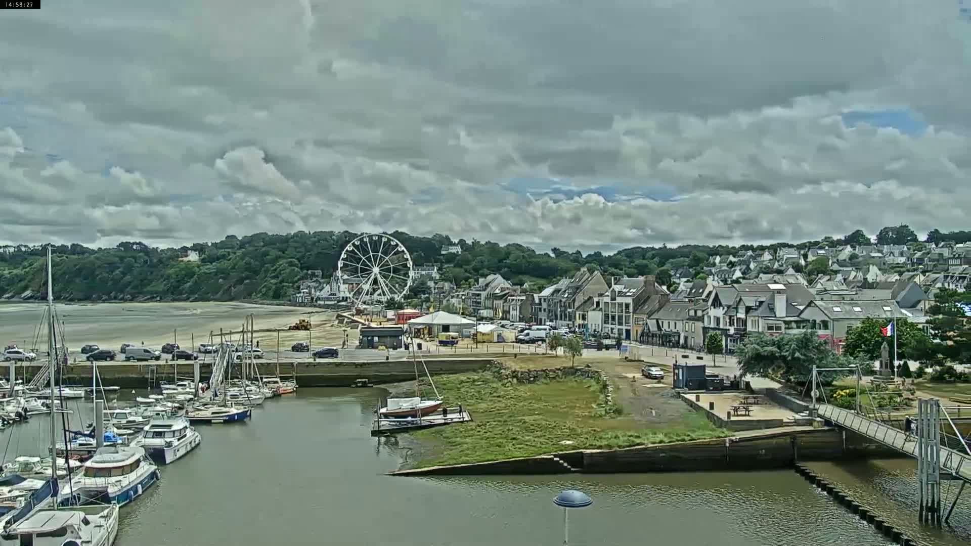 Binic Village & Marine / Plage de la Banche Beach Live Cam - Binic,  Saint-Brieuc, Cotes-d'Armor, Bretagne, France