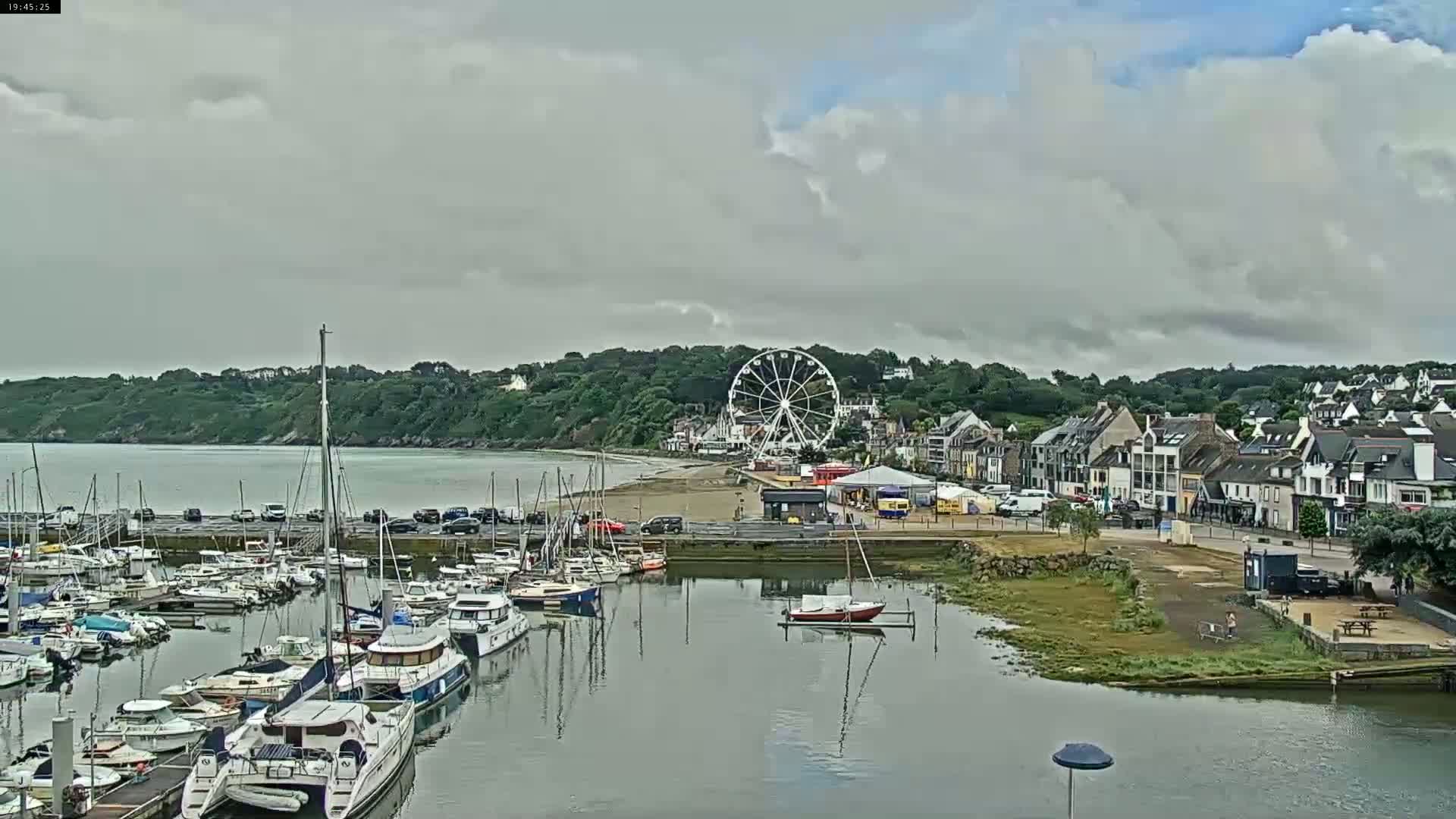 Binic Village & Marine / Plage de la Banche Beach Live Cam - Binic,  Saint-Brieuc, Cotes-d'Armor, Bretagne, France