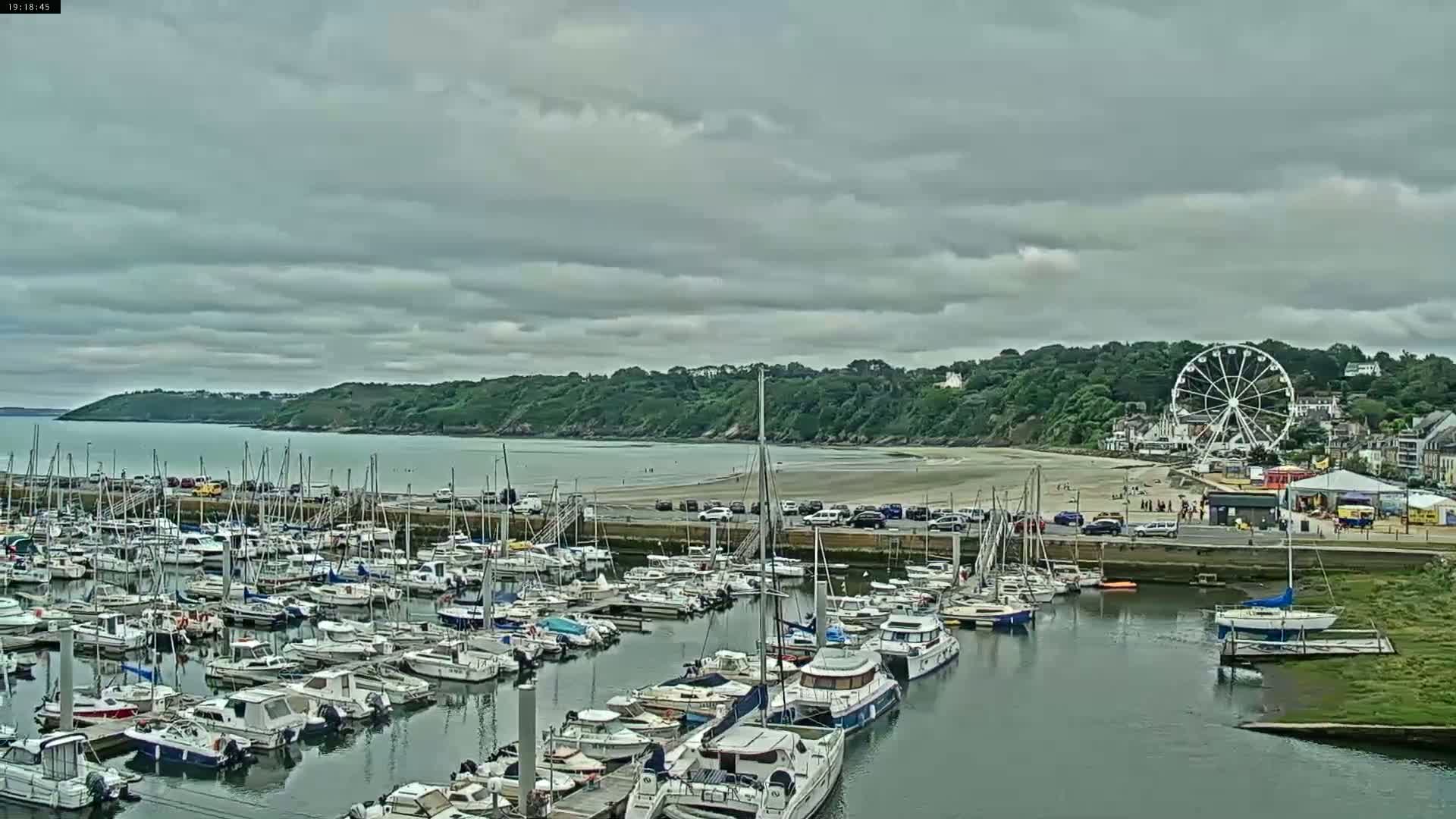 Binic Village & Marine / Plage de la Banche Beach Live Cam - Binic,  Saint-Brieuc, Cotes-d'Armor, Bretagne, France