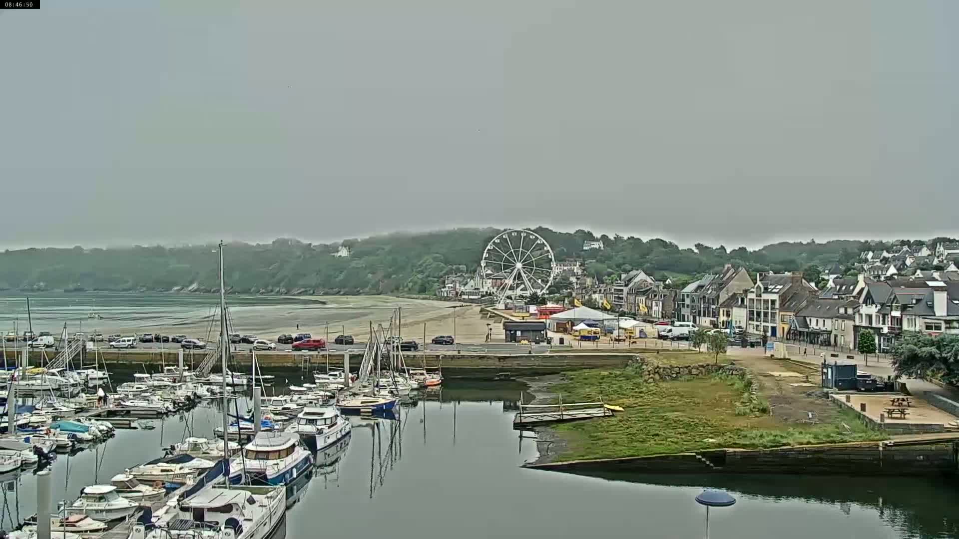Binic Village & Marine / Plage de la Banche Beach Live Cam - Binic,  Saint-Brieuc, Cotes-d'Armor, Bretagne, France