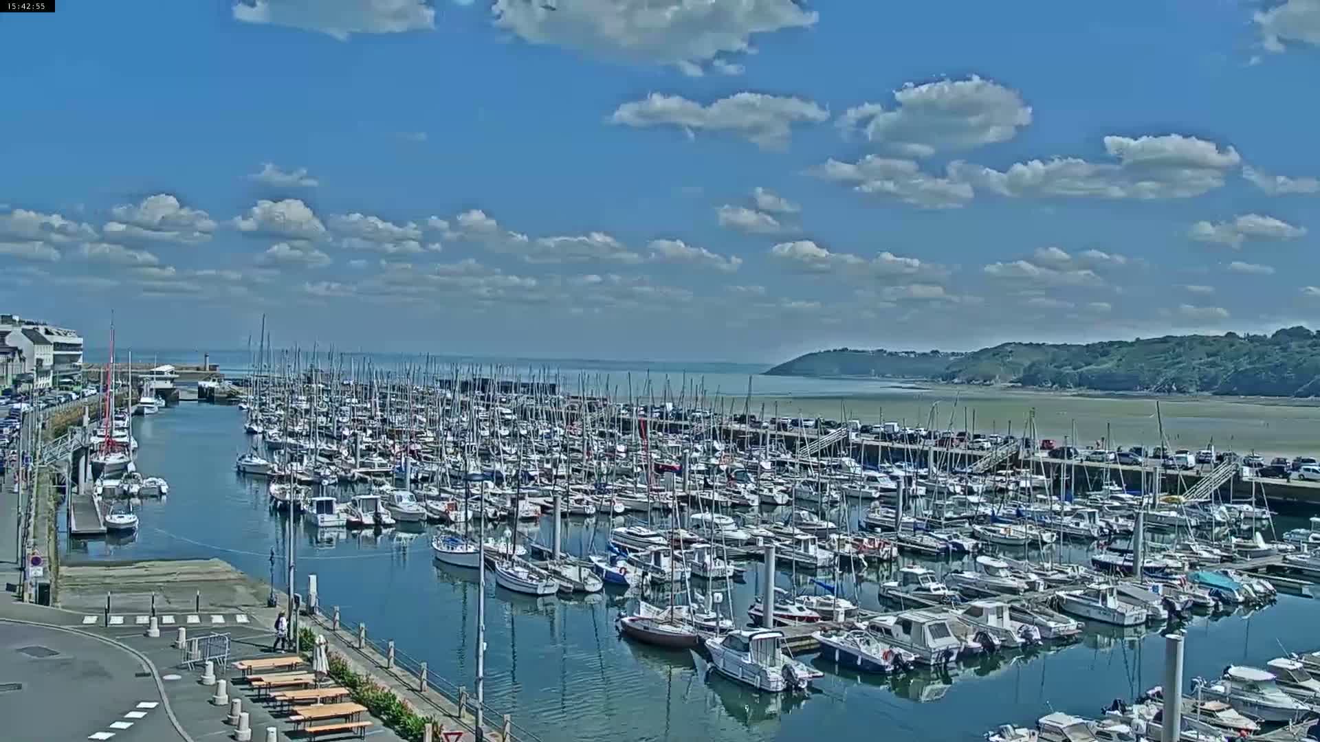 Binic Village & Marine / Plage de la Banche Beach Live Cam - Binic,  Saint-Brieuc, Cotes-d'Armor, Bretagne, France