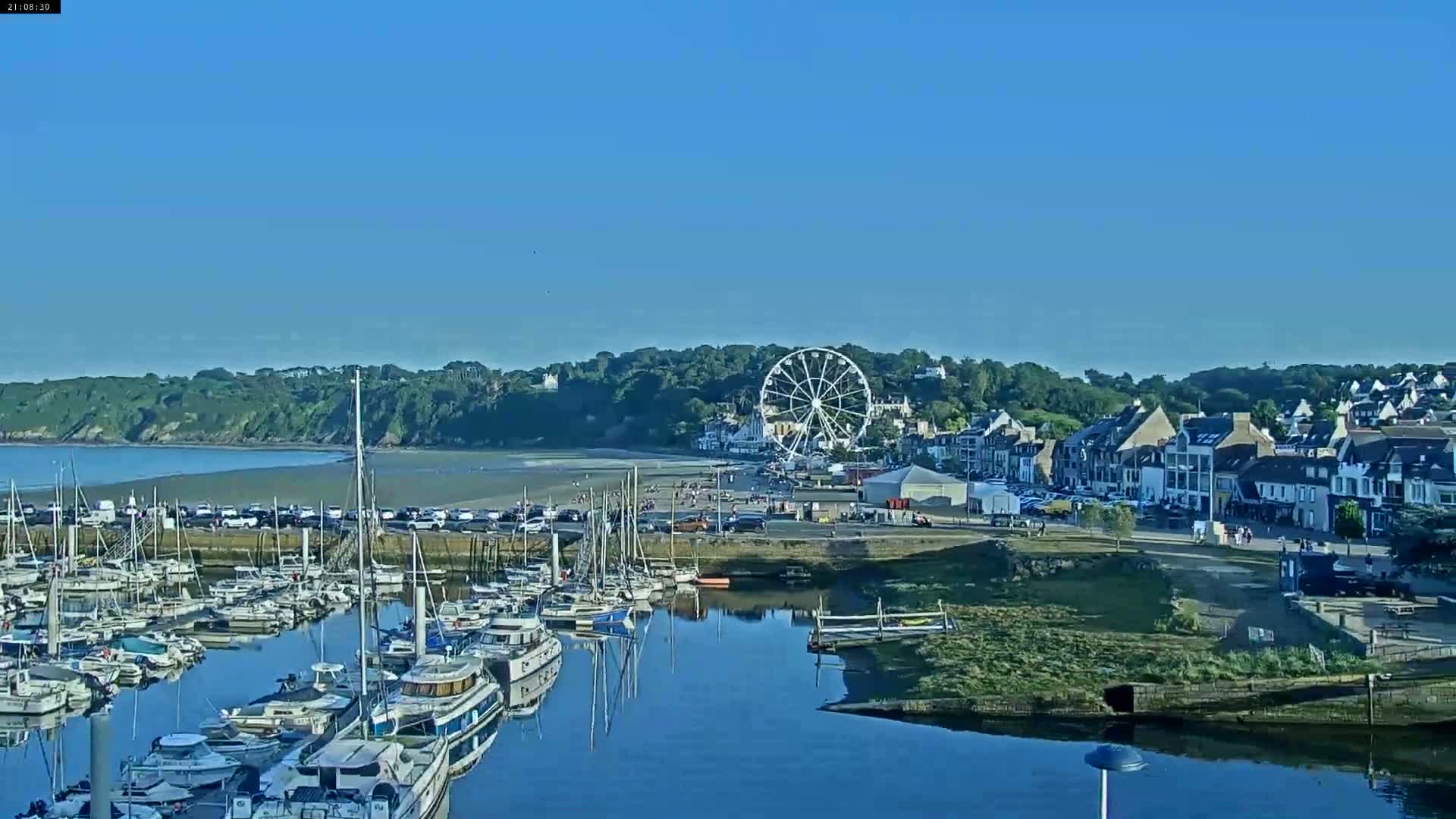 Binic Village & Marine / Plage de la Banche Beach Live Cam - Binic,  Saint-Brieuc, Cotes-d'Armor, Bretagne, France