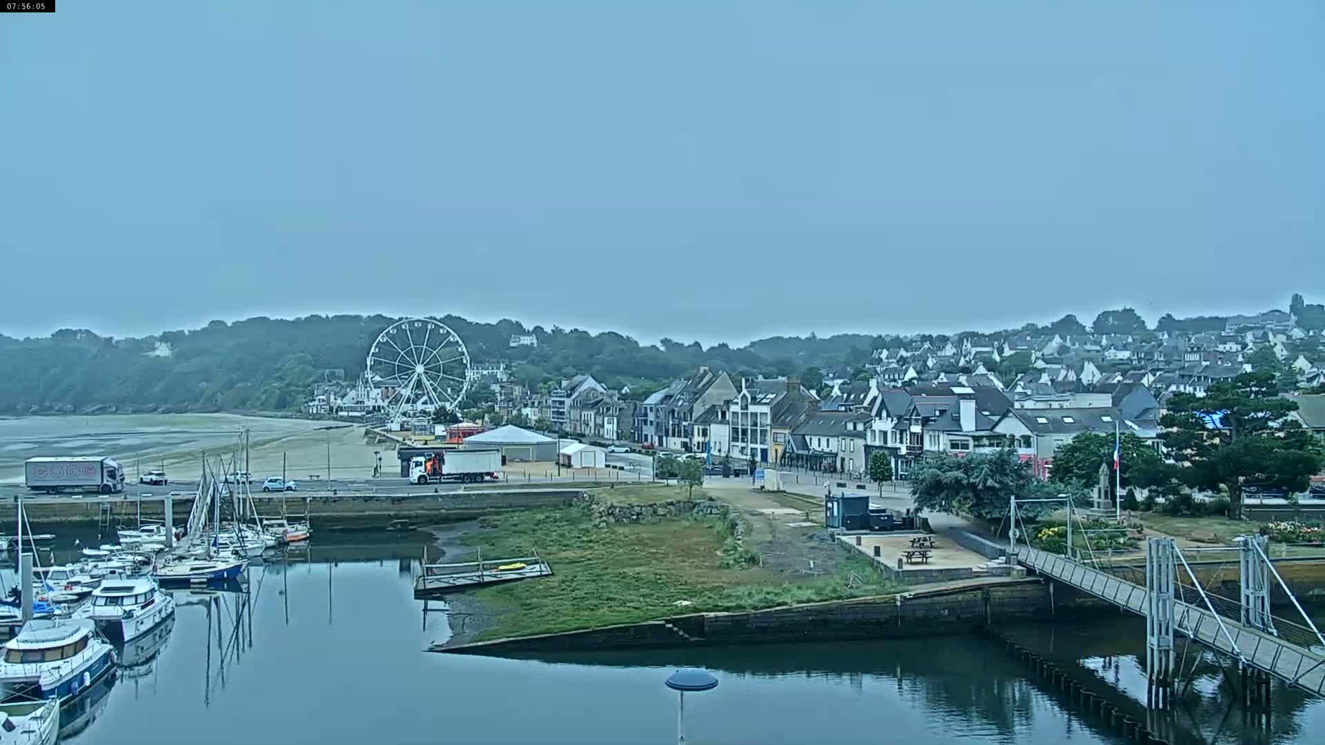 Binic Village & Marine / Plage de la Banche Beach Live Cam - Binic,  Saint-Brieuc, Cotes-d'Armor, Bretagne, France