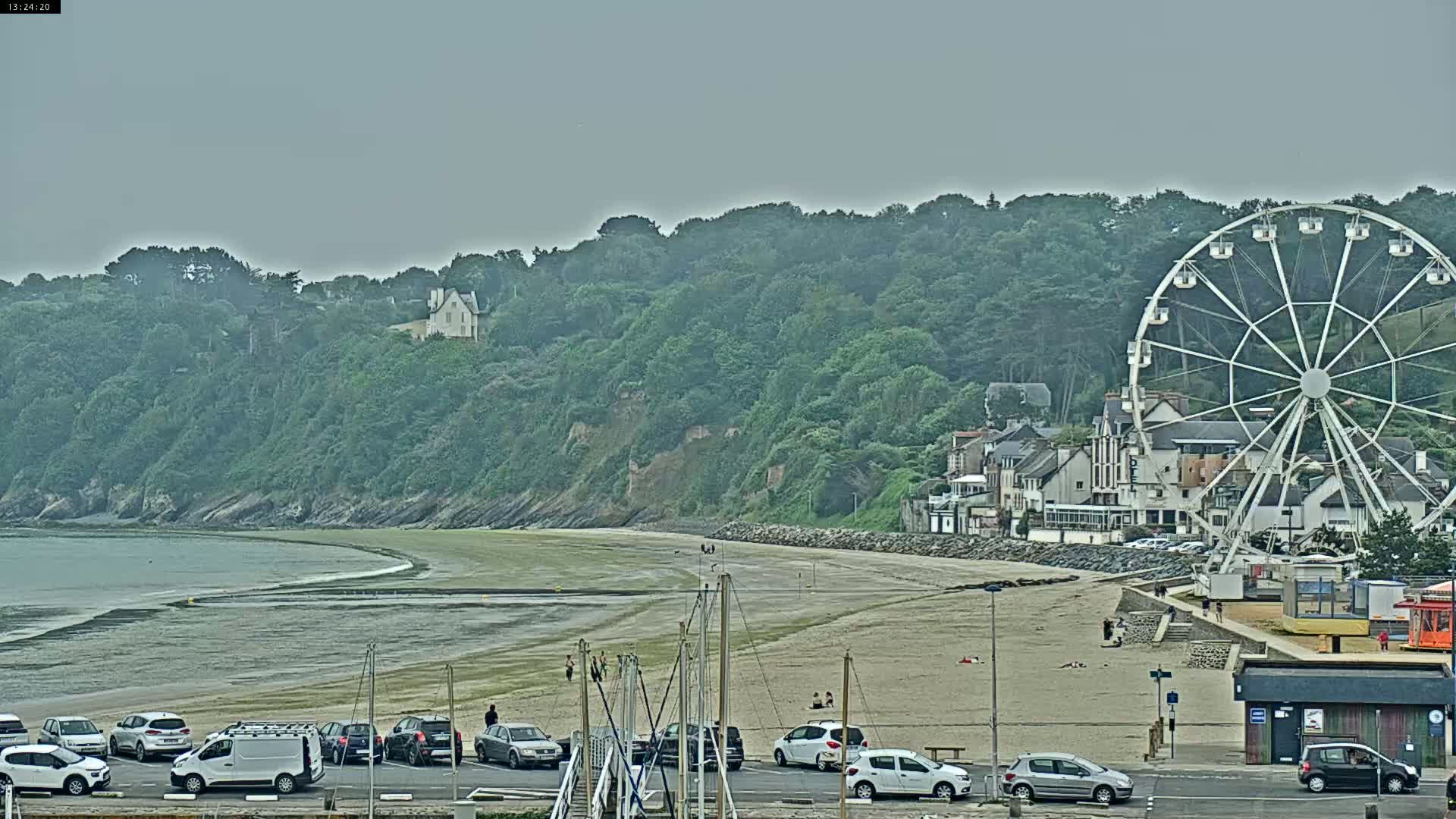 Binic Village & Marine / Plage de la Banche Beach Live Cam - Binic,  Saint-Brieuc, Cotes-d'Armor, Bretagne, France