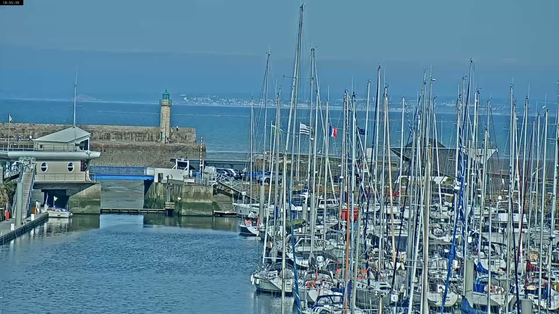 Binic Village & Marine / Plage de la Banche Beach Live Cam - Binic,  Saint-Brieuc, Cotes-d'Armor, Bretagne, France