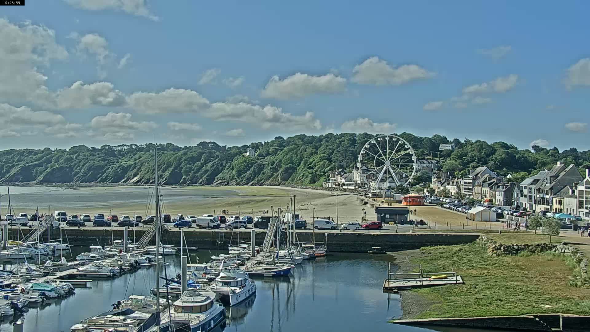 Binic Village & Marine / Plage de la Banche Beach Live Cam - Binic,  Saint-Brieuc, Cotes-d'Armor, Bretagne, France