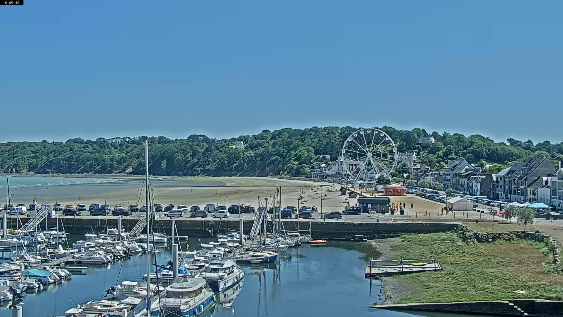 Binic Village & Marine / Plage de la Banche Beach Live Cam - Binic,  Saint-Brieuc, Cotes-d'Armor, Bretagne, France