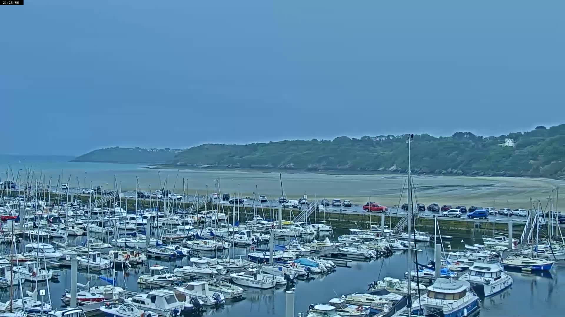 Binic Village & Marine / Plage de la Banche Beach Live Cam - Binic,  Saint-Brieuc, Cotes-d'Armor, Bretagne, France