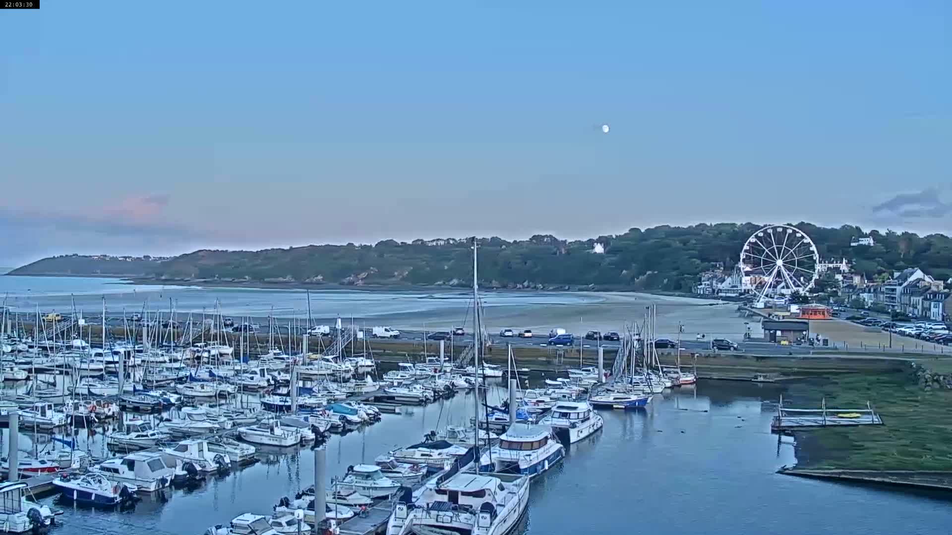 Binic Village & Marine / Plage de la Banche Beach Live Cam - Binic,  Saint-Brieuc, Cotes-d'Armor, Bretagne, France