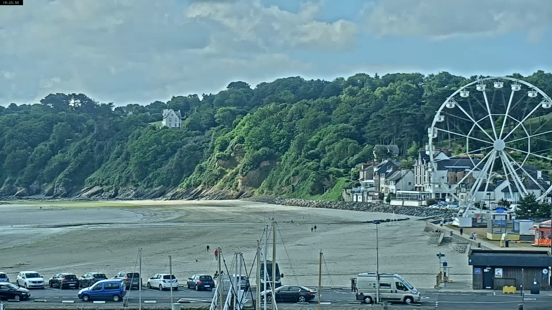 Binic Village & Marine / Plage de la Banche Beach Live Cam - Binic,  Saint-Brieuc, Cotes-d'Armor, Bretagne, France